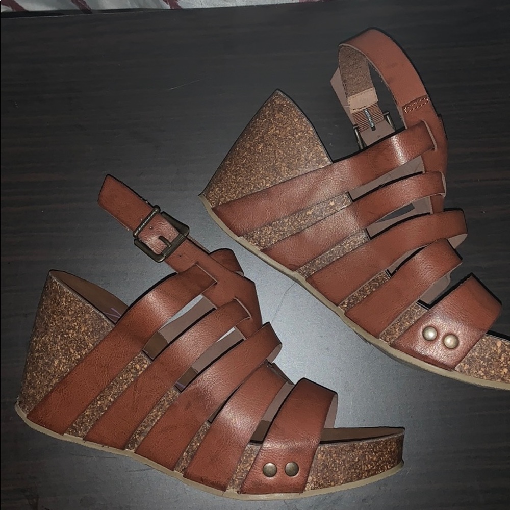 Strappy Wedges!